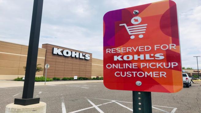 Kohl's online pickup sign in front of storefront