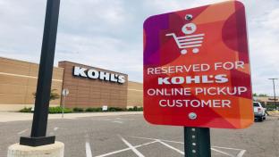 Kohl's online pickup sign in front of storefront